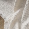 Set cuvertura jacquard crem Lude First Choice cu fete de perna bej gri brodate cu fluturi albi