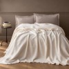 Set cuvertura jacquard crem Lude First Choice cu fete de perna bej gri brodate cu fluturi albi