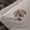 Set cuvertura jacquard maro Lude Pepercorn First Choice cu fete de perna bej brodate cu frunze de stejar si ghinde