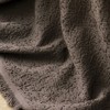 Set cuvertura jacquard maro Lude Pepercorn First Choice cu fete de perna bej brodate cu frunze de stejar si ghinde