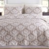 Set cuvertura matlasata 200x220 cm + 2 fete perna cu model baroc alb pe fundal maro