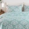 Set cuvertura matlasata 200x220 cm + 2 fete perna cu model baroc alb pe fundal verde menta