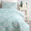 Set cuvertura matlasata 200x220 cm + 2 fete perna cu model baroc alb pe fundal verde menta