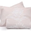 Set cuvertura matlasata 200x220 cm + 2 fete perna cu model floral alb pe fundal Bej
