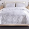 Set cuvertura matlasata 200x220 cm + 2 fete perna cu patrate alb cu gri