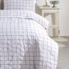 Set cuvertura matlasata 200x220 cm + 2 fete perna cu patrate alb cu gri