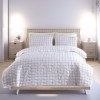 Set cuvertura matlasata 200x220 cm + 2 fete perna cu patrate alb cu gri