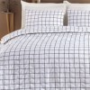 Set cuvertura matlasata 200x220 cm + 2 fete perna cu patrate alb cu negru