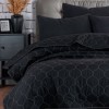 Set cuvertura matlasata 200x220 cm + 2 fete perna Solid Negru