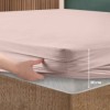 Set husa de pat cu elastic si 2 fete de perna, bumbac ranforce, Roz Pudra, 160x200 cm, potrivita pentru saltele de pana la 30 cm inaltime