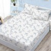 Set husa pat finet 160x200 cm cu elastic model flori si fundite albastre si 2 fete de perna