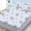 Set husa finet 160x200 cm cu elastic si 2 fete de perna, model cu flori gri si fluturi pe fundal deschis