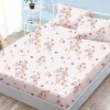 Set husa finet 160x200 cm cu elastic si 2 fete de perna, model cu flori pastel si fluturi pe fundal roz deschis