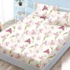 Set husa finet 160x200 cm cu elastic si 2 fete de perna, model Irisi, cu flori roz si frunze verzi pe fond crem deschis