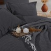 set lenjerie de pat cu patura Clasy Eveya V2 gri antracit textura in relief si franjuri decorative