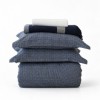 Set lenjerie Alura Bleumarin First Choice cu patratele mici si patura bleumarin in carouri gri cu franjuri