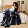 Set lenjerie Alura Bleumarin First Choice cu patratele mici si patura bleumarin in carouri gri cu franjuri