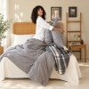 Set lenjerie Bavori Gri First Choice cu patratele gri si patura gri cu carouri crem si franjuri