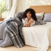 Set lenjerie Bavori Gri First Choice cu patratele gri si patura gri cu carouri crem si franjuri