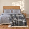 Set lenjerie Bavori Gri First Choice cu patratele gri si patura gri cu carouri crem si franjuri