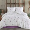 Lenjerie pat dublu Flori marunte din bumbac 100% ranforce, 4 piese, model floral mov verde si bleu pe fundal alb