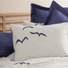 Set pat 4 anotimpuri bumbac 100% ranforce pentru o persoană, Cotton Box Larum, cu imprimeu pescăruși bleumarin pe fond alb-crem și cearceaf bleumarin