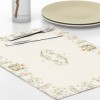 Set 4 suporturi farfurie din bumbac 100%, cu iepurași și flori delicate, pe fundal deschis, ideal pentru decorul mesei de Paște.