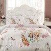 Lenjerie de pat din bumbac 100% satinat model Clarinda Oranj cu design floral vibrant în nuanțe de portocaliu, galben și roz.