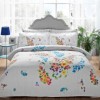 Lenjerie de pat din bumbac 100% satinat model Clarinda Sari cu design floral colorat în nuanțe de galben, albastru și roz.
