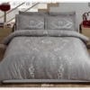 Lenjerie de pat din bumbac 100% satinat model Louvre Gri cu design elegant baroc și detalii florale în nuanțe de gri și alb.