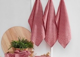 Fata de masa Craciun Nick bumbac 100% bej cu dungi si cerb elegant