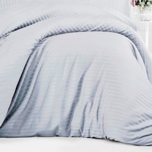 Cearceaf de pat bumbac Damasc gri deschis, dimensiuni 240x260 cm, model cu dungi