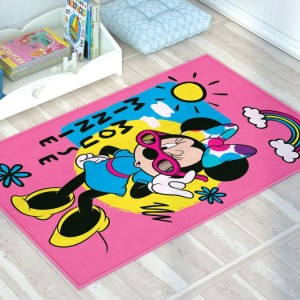 Covor Disney pentru copii cu Minnie Mouse, în culori roz, galben, albastru și negru, cu desene animate detaliate, soare, curcubeu și flori.