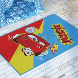 Covor Disney pentru copii cu Fulger McQueen din filmul Cars, în culori roșu, galben și albastru, cu desene animate detaliate și elemente grafice.