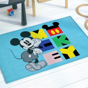 Covor Disney pentru copii cu Mickey Mouse, în culori albastru, negru, galben, verde și roșu, cu desene animate detaliate și blocuri de culoare.
