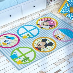 Covor Disney pentru copii cu personaje Mickey Mouse, Minnie Mouse, Donald Duck și Pluto, în culori alb, albastru, galben, verde și roz, cu modele circulare și dungi.