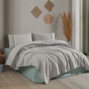 Set cuvertura 220x240cm cu cearceaf pat si fete perna cu ciucuri Bohemline V10 din bumbac gri/verde menta, expus pe pat