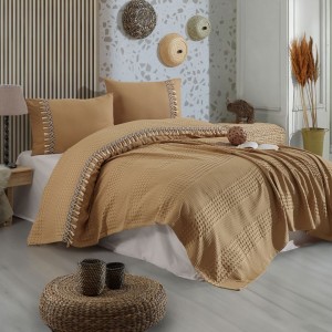 Set cuvertura 220x240cm cu cearceaf pat si fete perna cu ciucuri Bohemline V6 din bumbac maro/bej, expus pe pat