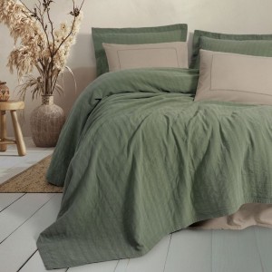 Set Vilo Verde – cuvertură pique verde și fețe pernă bej brodate, expus pe pat
