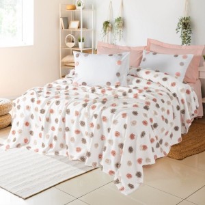 Set Alvin Somon – cuvertură jacquard reliefată și fețe pernă puff brodate, expus pe pat