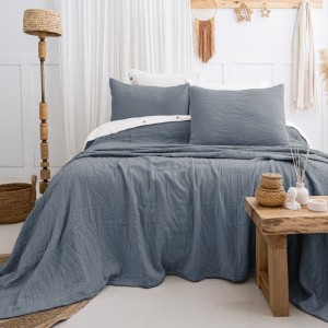 Cuvertura bumbac jacquard Janna albastru cu 2 fețe de pernă cu model discret