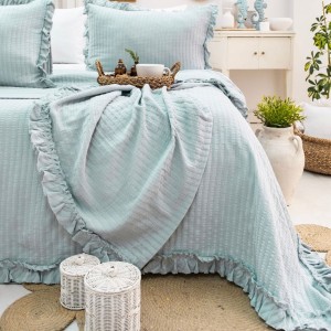 Cuvertura bumbac jacquard Marta Verde Menta 240x260cm cu volane și 2 fete de perna