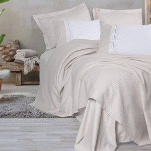 Set Chaste Stone bej – cuvertură pique 60 % bumbac / 40 % bambus, cearceaf și 4 fețe de pernă brodate