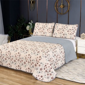 Cuvertură de pat Elegance CVI9 cu design floral în nuanțe pastel pentru un dormitor clasic și confortabil