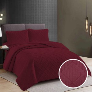 Cuvertură de pat dublu matlasată în grena cu design clasic, potrivită pentru un dormitor modern și sofisticat