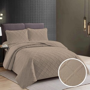 Set de cuvertură și perne matlasate în culoarea maro, perfecte pentru un dormitor modern.