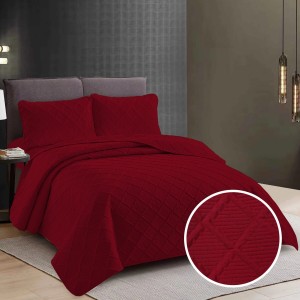 Cuvertură de pat dublu matlasată roșie într-un dormitor elegant
