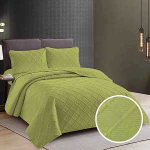 Cuvertură de pat dublu matlasată în verde deschis cu design geometric pentru un dormitor modern și aerisit