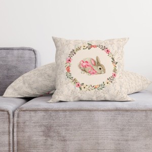 Față de pernă decorativă din bumbac 100%, 45x45cm, cu un iepuraș adorabil și o coroană florală pastelată pe fundal elegant, perfectă pentru decor pascal.