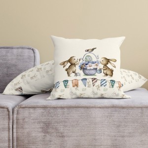Față de pernă decorativă din bumbac 100%, 45x45cm, cu doi iepurași adorabili decorând un ou pascal, pe fundal crem cu ghirlande festive.